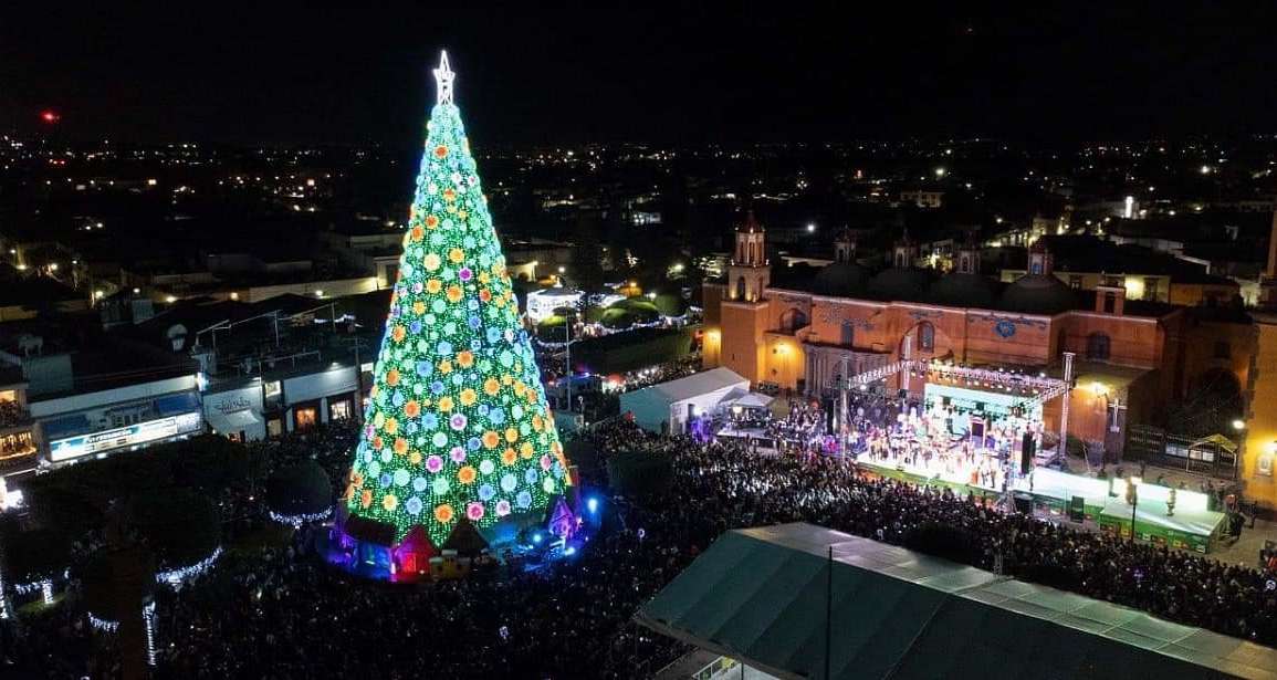 Querétaro enciende mega pino navideño y comienzan sus fiestas decembrinas