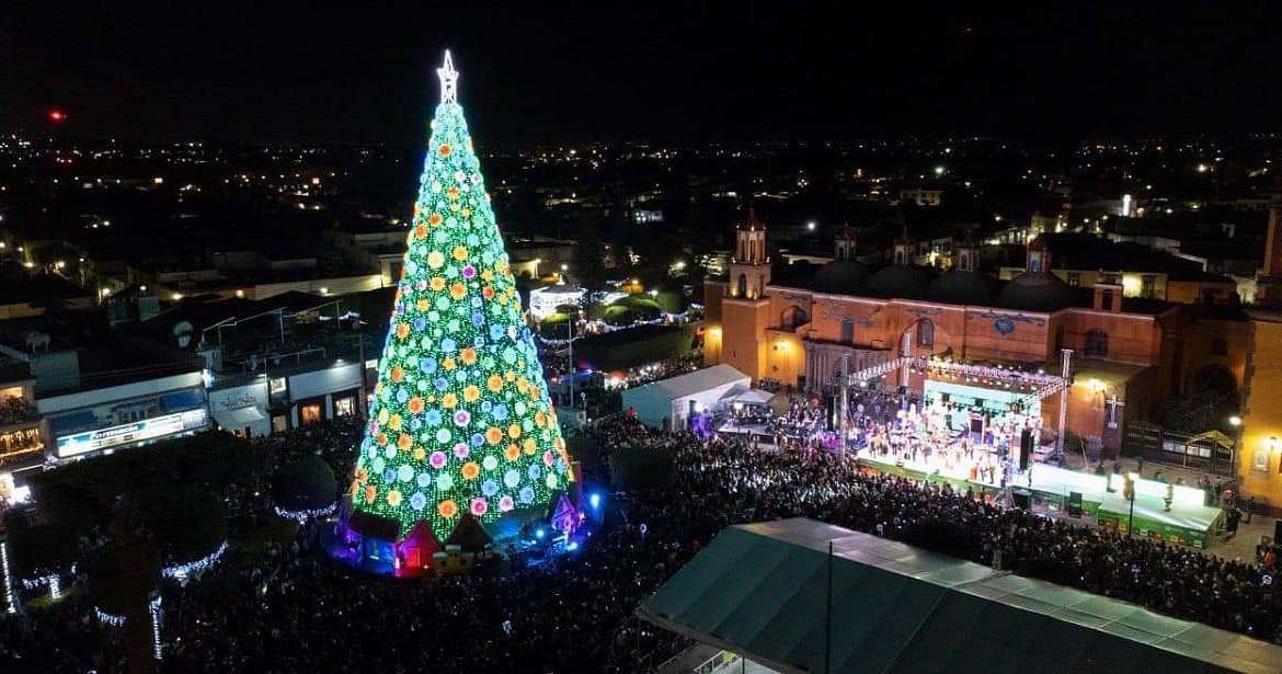 Querétaro enciende mega pino navideño y comienzan sus fiestas decembrinas