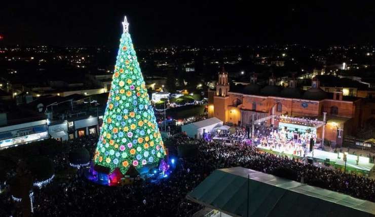 Querétaro enciende mega pino navideño y comienzan sus fiestas decembrinas